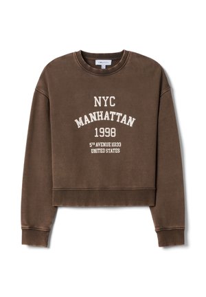 Sudadera corta marrón con texto blanco que dice "NYC MANHATTAN 1998 5TH AVENUE 10133 ESTADOS UNIDOS" en una fuente vintage. Material suave.