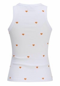 Valge ilma varrukateta top, millel on soonikujuline tekstuur, kaunistatud hajusate oranžide südame mustritega. Omab ümarat kaelust ja tihedat siluetti.