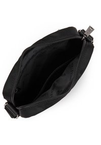 Borsa nera in nylon con chiusura a zip. L'interno presenta due compartimenti e una fodera con motivo a logo. Cinghia regolabile attaccata.