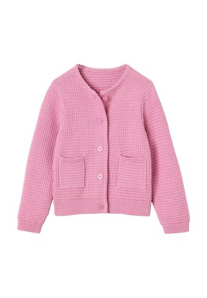 Rosa gestrickter Cardigan mit Knöpfen, zwei Vordertaschen und langen Ärmeln auf weißem Hintergrund.