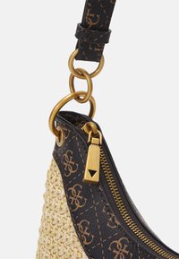 Petit sac à main avec un corps tissé beige, cuir noir à motifs, ferrures dorées et fermeture éclair avec tirette triangulaire.