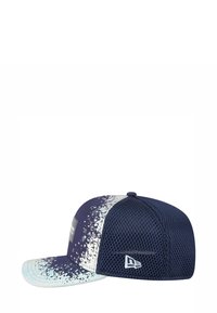 Niebiesko-biała czapka z nadrukiem z plam, siateczkowym tyłem i płaskim daszkiem. Zawiera naszywkę z logo oraz otwory wentylacyjne.
