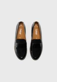 Juodos odinės slip-on bateliai su lygia viršutine dalimi, tekstūruota zomšos juosta, paminkštinta vidpadžiu ir guminėmis padais. Ypatybė - apvalus pirštas.