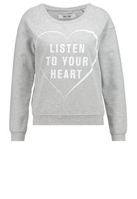Felpa grigia chiara a maniche lunghe con dettagli trapuntati sulle spalle e grafica bianca a forma di cuore con la scritta "ASCOLTA IL TUO CUORE."