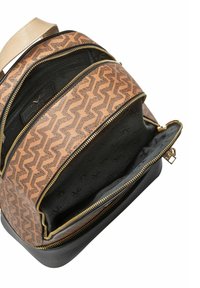 Bruine geometrische patroon rugzak met meerdere ritscompartimenten, getextureerde tan schouderriemen en zwarte stoffen voering. Gouden ritsen voegen detail toe.
