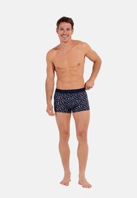 Boxer briefs blu navy con motivo floreale colorato, fascia elastica in vita e design a gamba corta. Realizzati in tessuto morbido e elasticizzato.