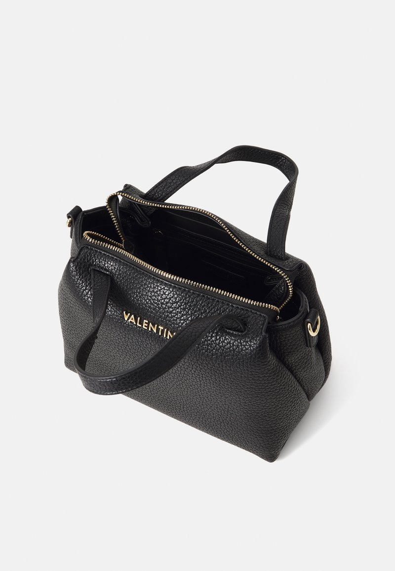 Borsa a tracolla nera in pelle con superficie texturizzata, zip dorata, manici superiori e accento logo dorato. L'interno include tasche per l'organizzazione.
