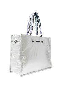 Sac fourre-tout argenté réfléchissant avec surface texturée et accents noirs. Doté de poignées tressées colorées. Forme rectangulaire avec un dessus ouvert.