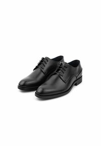 Czarne skórzane eleganckie buty z gładkim wykończeniem. Okrągły kształt czubka, z zapięciem na sznurówki i niskoprofilową gumową podeszwą.