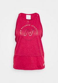 Camiseta sin mangas deportiva roja con un corte holgado, que presenta una textura de malla, un cuello redondeado y un logo impreso. El dobladillo se extiende ligeramente en la parte posterior.