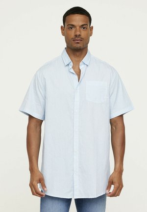 Chemise à manches courtes à boutons de couleur bleu clair, en tissu doux, dotée d'une poche avant et d'une texture subtile.