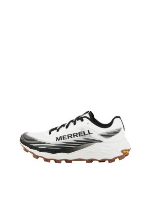Scarpa da corsa Merrell bianca e nera con suola marrone testurizzata, lacci neri e logo Vibram sul tallone della suola esterna.