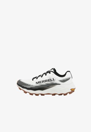 Scarpa da corsa Merrell bianca e nera con suola marrone testurizzata, lacci neri e logo Vibram sul tallone della suola esterna.