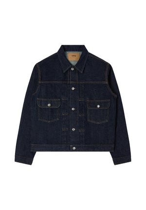 Donkerblauwe denimjas met een klassieke kraag, twee voorste borstzakken, knoopsluiting en contrasterende stikdetails.