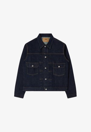 Donkerblauwe denimjas met een klassieke kraag, twee voorste borstzakken, knoopsluiting en contrasterende stikdetails.