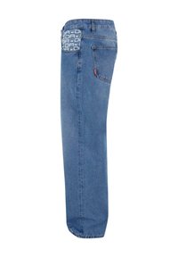 Modré džíny z denimu se střihovým designem rovného spodku, které mají vzorovanou zadní kapsu a malou červenou nášivku na boku pro branding.