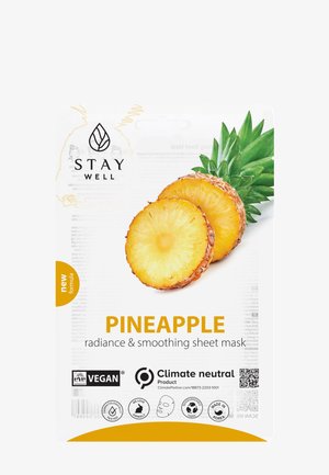 Emballage de masque en tissu Stay Well Ananas pour éclat et lissage avec des tranches d'ananas, étiquettes vegan et climatiquement neutres.