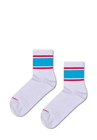Hvide sokker med et design til midt på læggen, prydet med horisontale turkise og røde striber øverst og rød tekst på sålen.