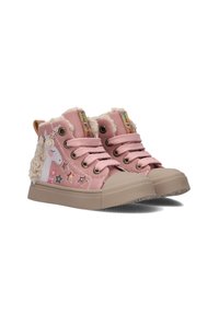 Roze hoge sneakers met pluizige accenten, voorzien van een eenhoornontwerp, sterrenpatronen en een tan rubberen zool. Inclusief veters en metalen oogjes.