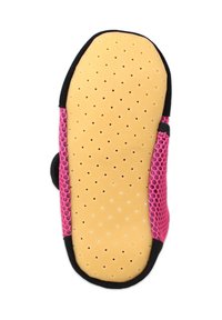 Schuhsohle mit gelber perforierter Oberfläche, pinken Mesh-Seiten und schwarzen Umrandungen. Verfügt über eine abgerundete Zehenpartie und eine strukturierte Grifffläche auf der Unterseite.