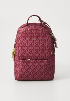 Bordeaux-roter Rucksack mit einem durchgehenden MK-Logo-Muster, goldenen Hardware-Akzenten und einem oberen Griff. Glattes Material mit Reißverschlussfächern.