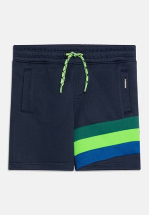 Marineblaue Shorts mit grünen, limonengrünen und blauen diagonalen Streifen an einem Bein, zwei Vordertaschen und einem neongrünen Kordelzug in der Taille.