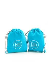 Dos bolsas de tela turquesa con cordón plateado. Cada bolsa presenta el texto "Elli by Julie & Grace" en un logotipo circular blanco.