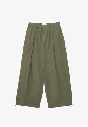 Szerokie spodnie o oliwkowym kolorze z elastycznym paskiem w talii, plisami z przodu, bocznymi kieszeniami i regulowanymi sznurkami przy nogawkach.