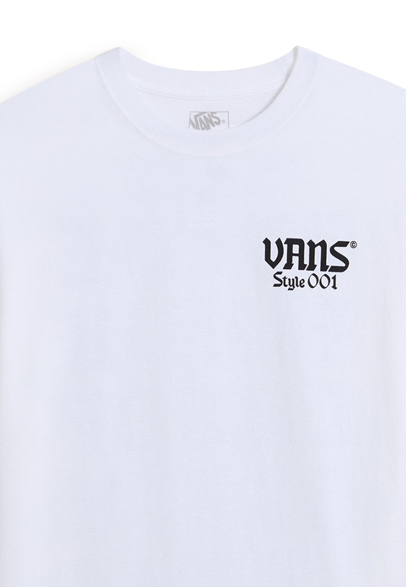 Witte crewneck t-shirt met zwarte "VANS Style 001" tekst op het bovenste linker borstgebied.