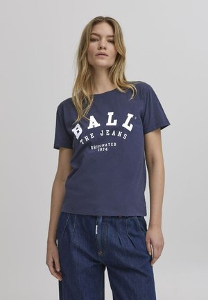 Nöörsinine puuvillane T-särk, millel on valge graafiline tekst "BALL THE JEANS" ja "ORIGINATED 1974", lõdva istuvuse ja lühikeste varrukatega.
