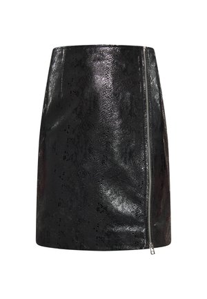 Zwarte, kunstlederen mini-rok met een glanzende afwerking, voorzien van een zijrits en een reliëf slangenhuidpatroon.