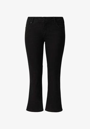 Czarne spodnie o średnim stanie z lekko rozszerzanymi nogawkami, z przodem zapinanym na guzik, z suwakiem, szlufkami na pasek oraz kieszeniami z przodu i z tyłu, przedstawione z przodu.