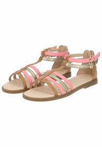 Sandalias de tiras en marrón y rosa con acentos metálicos dorados, suela plana, correas ajustables en el tobillo y plantilla perforada para transpirabilidad.