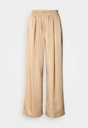 Μπεζ παντελόνι φαρδιάς γραμμής με ελαστική μέση και πιέτες μπροστά, κατασκευασμένο από λείο, γυαλιστερό ύφασμα.