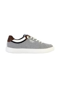 Sneakers in tela grigia con dettagli in pelle marrone, suola bianca e occhielli bianchi. Presentano un logo di lato e un design con punta rotonda.