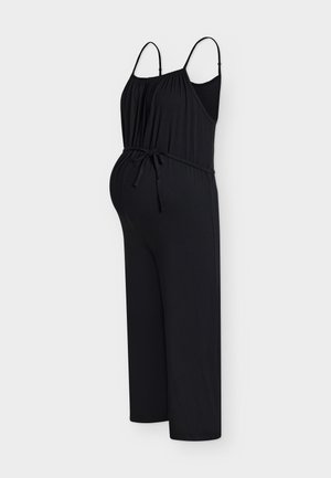 Fekete ujjatlan kismama overál állítható spagettipántokkal és derékban megkötős övvel, fehér háttéren.