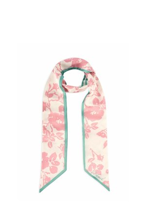 Jasnoróżowy szal w kwiaty z zielonymi brzegami, prostokątny kształt, miękka tkanina i subtelny połysk, złożony luźno w pętlę.