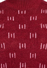 Maglione lavorato a maglia di un rosso intenso con una superficie testurizzata. Presenta strisce verticali rosa in un motivo ripetitivo contro il colore principale.