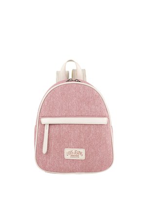 Mochila de tela rosa con forma redondeada, acentos blancos, bolsillo frontal con cremallera y parche con el logo. Cuenta con dos correas traseras ajustables.