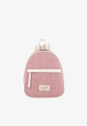 Mochila de tela rosa con forma redondeada, acentos blancos, bolsillo frontal con cremallera y parche con el logo. Cuenta con dos correas traseras ajustables.