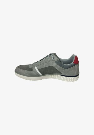 Grauer und dunkelgrauer Schnürsneaker mit weißer Sohle, strukturiertem Absatz, weißem Seitenstreifen und rotem Akzent auf der Rückseite.