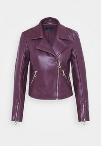 Veste en cuir bordeaux de motard avec un col cranté, une fermeture éclair frontale asymétrique et deux poches latérales zippées. Présente des accents en métal argenté.