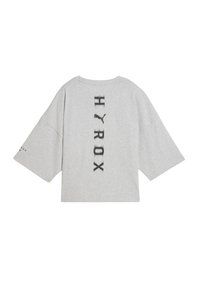 Pilkas trumpomis rankovėmis marškinėliai su laisvu pritaikymu. Ant nugaros yra juodas "HYROX" tekstas, o ant vienos rankovės – mažas logotipas.