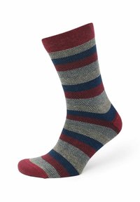 Gestreifte Socken in den Farben Burgunderrot, Marineblau und Grau mit einem strukturierten Strickdesign, endend in einer einfarbigen burgunderroten Zehe.