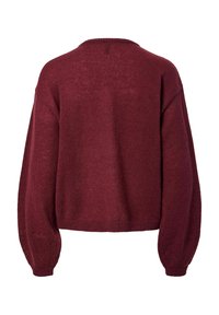 Burgundy stickad tröja med avslappnad passform, sänka axlar och ribbade ärmslut. Mjuk textur med en ren, minimalistisk baksidedesign.
