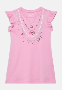Růžové tričko s krátkým rukávem a volánky na rukávech, zdobené potiskem náhrdelníků a přívěsků ve stříbrné, červené a růžové barvě. Logo na výstřihu.