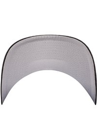 Šedý šilt s hladkým povrchom a šitými líniami. Čierny okraj obklopuje dolný okraj, čím poskytuje kontrast.