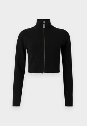 Jachetă neagră scurtă cu guler înalt, mâneci lungi și închidere cu fermoar frontal; textură netedă, fără modele sau detalii vizibile de hardware.