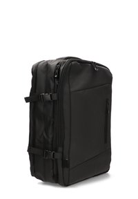 Mochila de tela negra con forma rectangular, múltiples compartimentos con cremallera, correas ajustables y asas laterales para un fácil transporte.