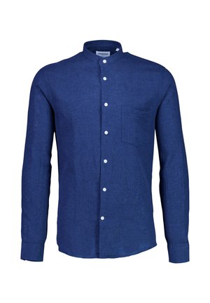 Camisa de manga larga azul marino hecha de lino, con cuello mao, un bolsillo en el pecho y botones blancos, que muestra una tela texturizada.
